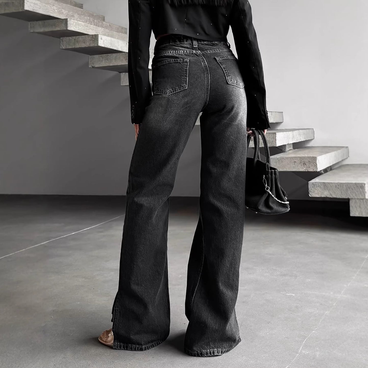Pantalones vaqueros con cinturilla inclinada.