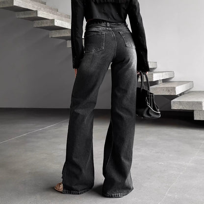 Pantalones vaqueros con cinturilla inclinada.
